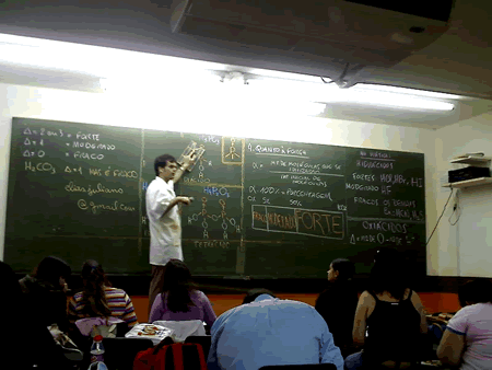Juliano dando aula de Química, em Rio Grande/RS.